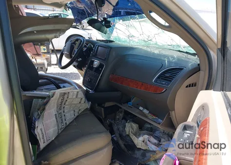 2016 Chrysler Town & Country Touring-L Anniversary Edition z USA, uszkodzony, nr VIN 2C4RC1CG5GR104674